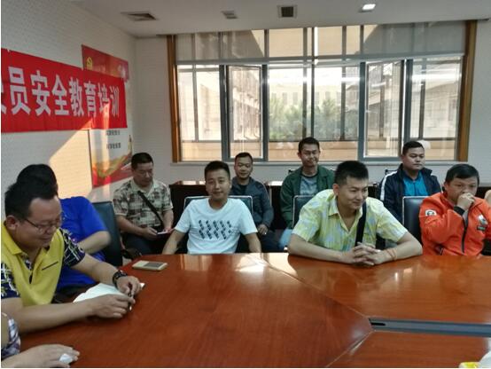 版纳铁塔公司驾驶员吴坤、王冬、刘峰（后排左一、左二、左三）加入清静培训聚会。。。。。